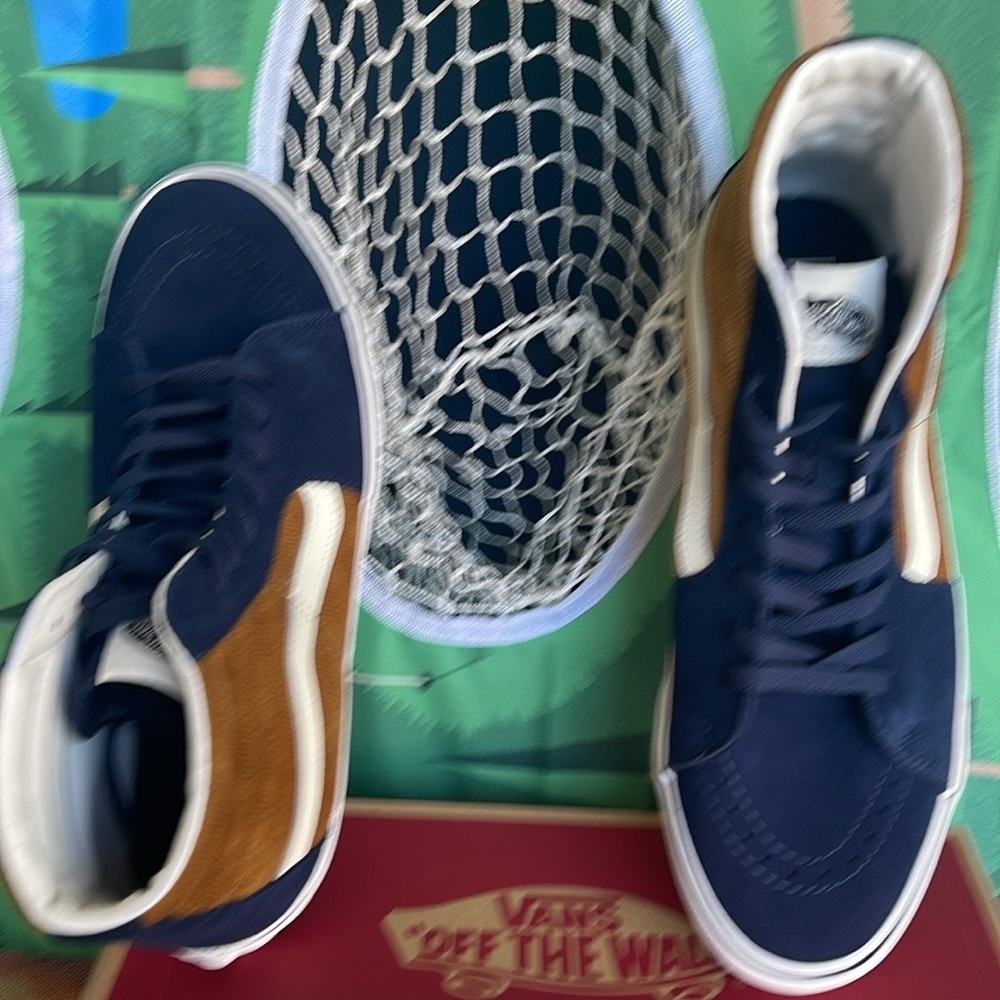 Vans Men’s Sk8-Hi
Mini Cord Blue/Brown
VN0007NS0BO
Sneakers
UNISEX CORDUROY - Picture 13 of 16